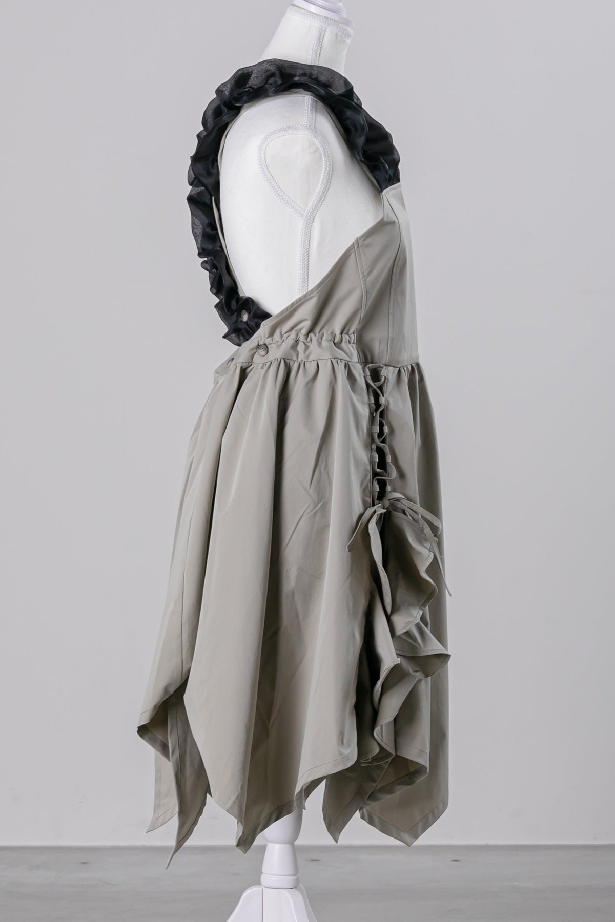 L.mure Mia カーキのフリルサロンエプロン　横から見たシルエット