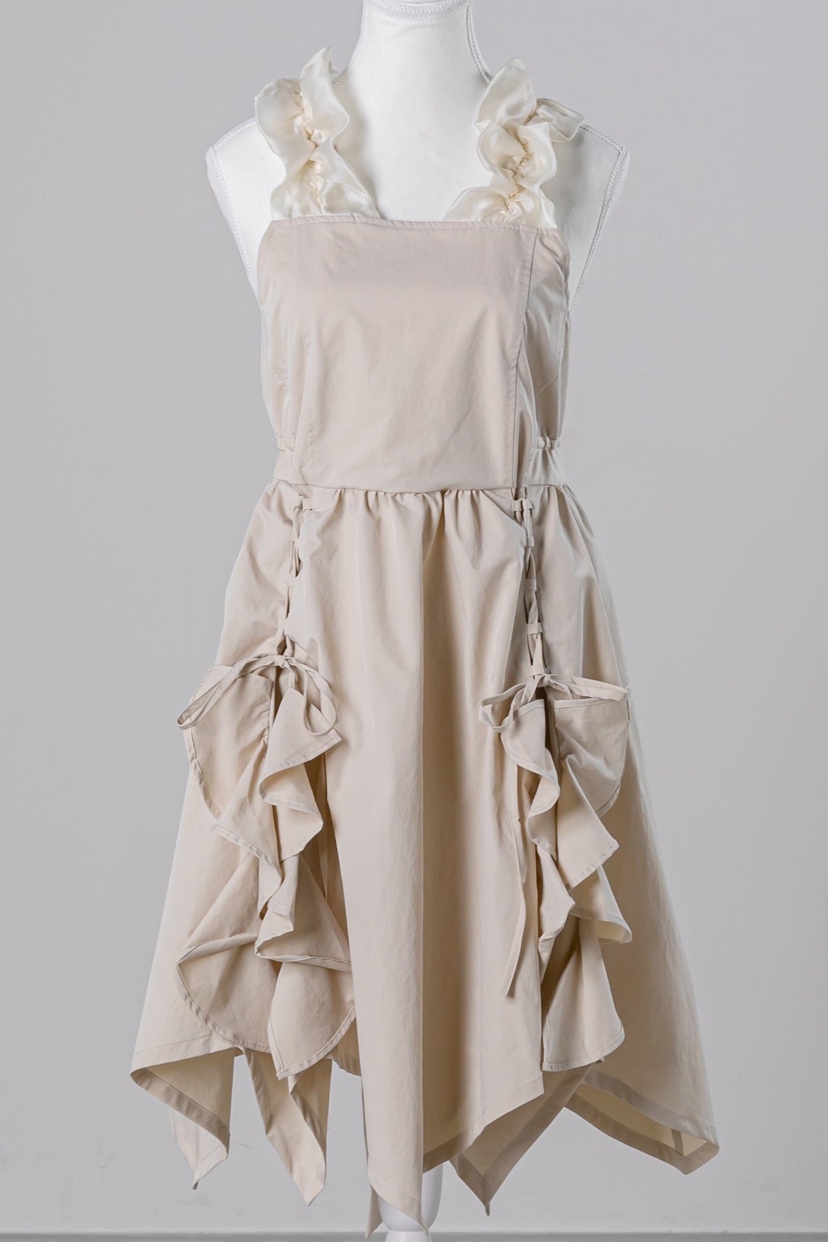 L.mure Mia ベージュのフリルサロンエプロン　正面