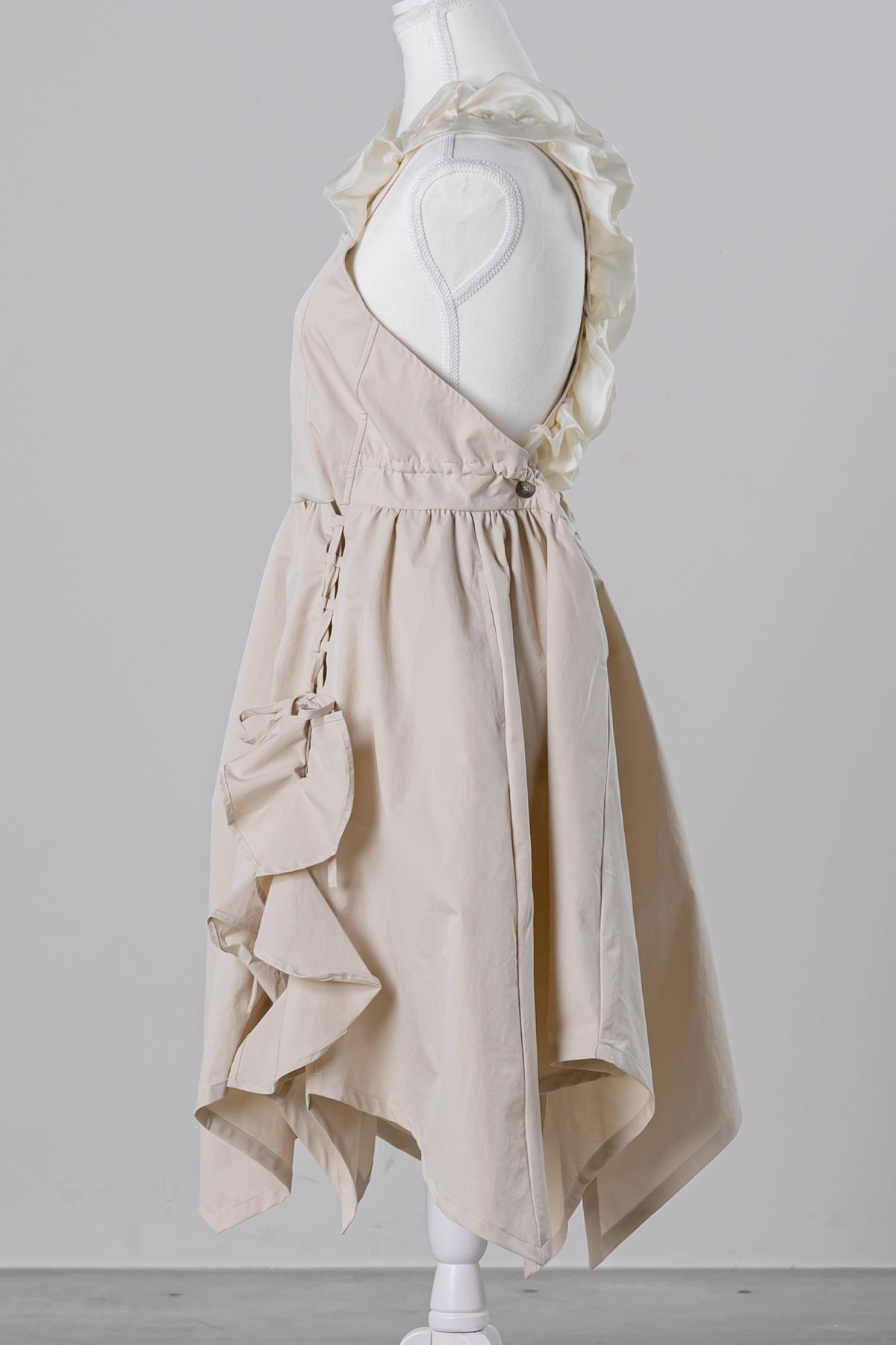 L.mure Mia ベージュのフリルサロンエプロン　横から見たシルエット