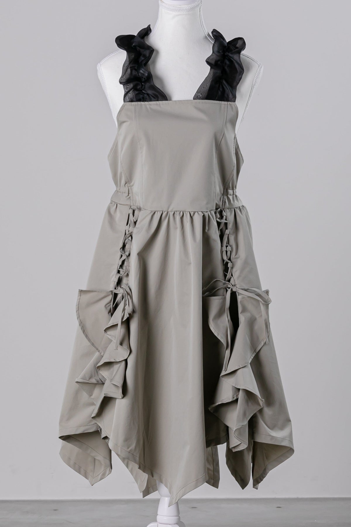 L.mure Mia カーキのフリルサロンエプロン　正面