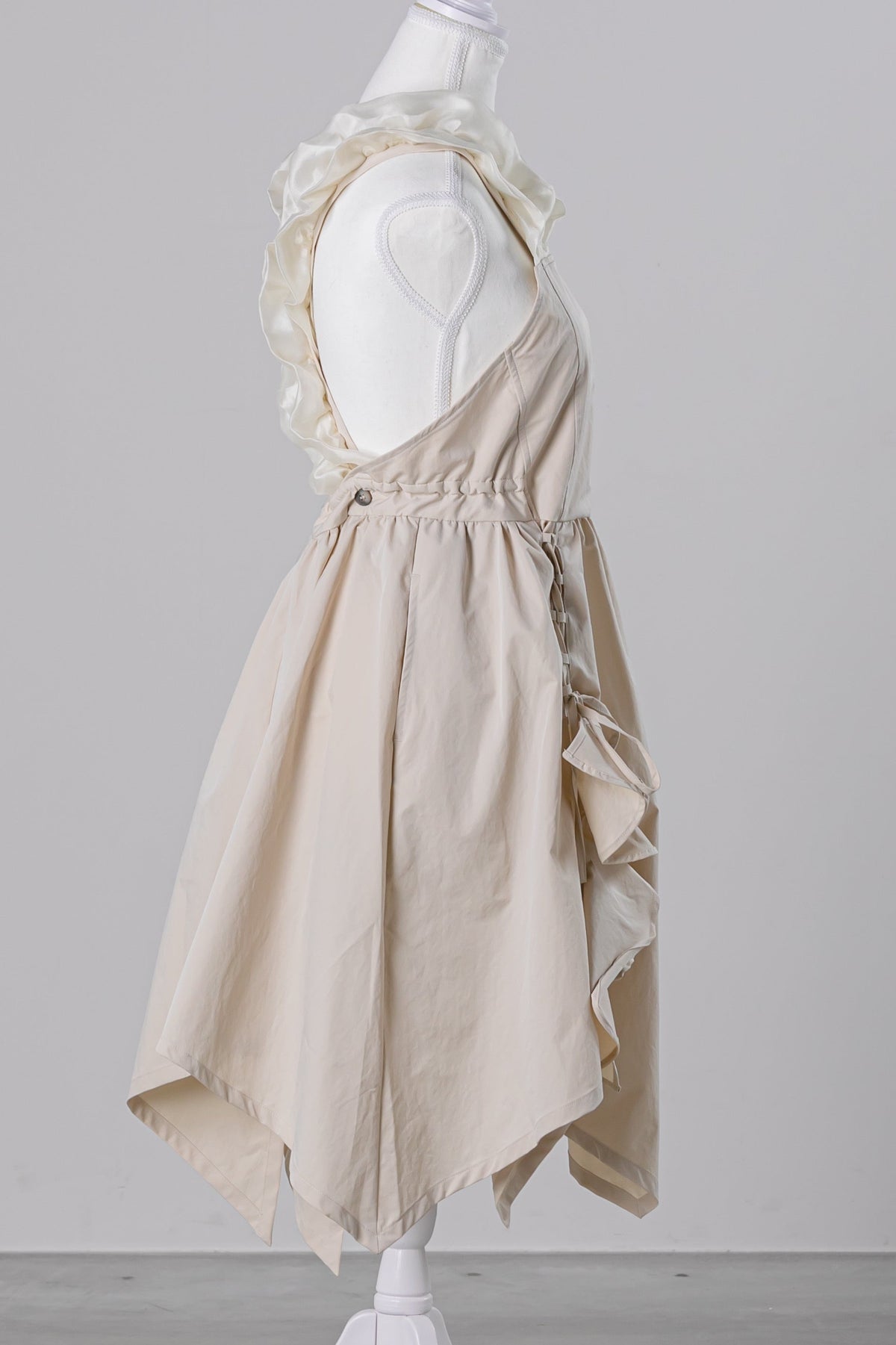 L.mure Mia ベージュのフリルサロンエプロン　横から見たシルエット
